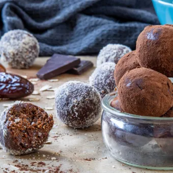 Energikuler med dadler og kakaopulver