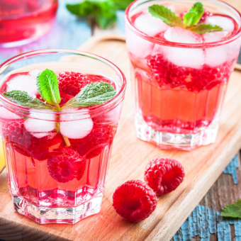 Kombucha bringebær mojito mocktail