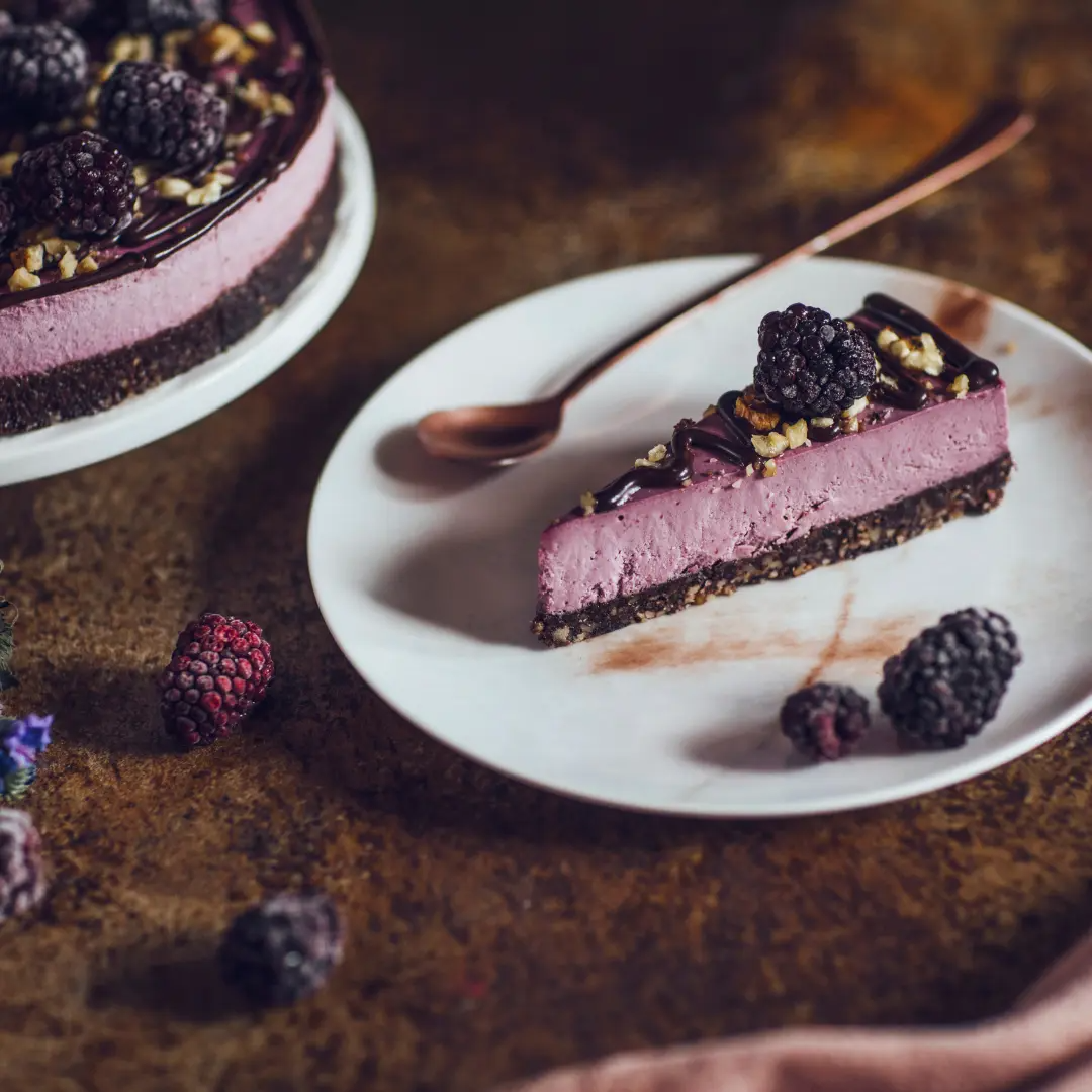 Raw-kake med bringebær og bjørnebær